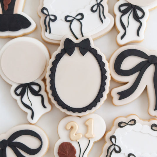 #15 - Oval Frame with Bow