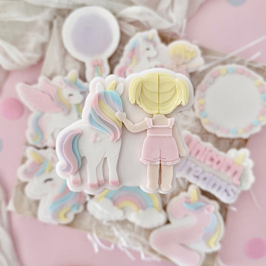#40 - Petite Fille avec Licorne de dos